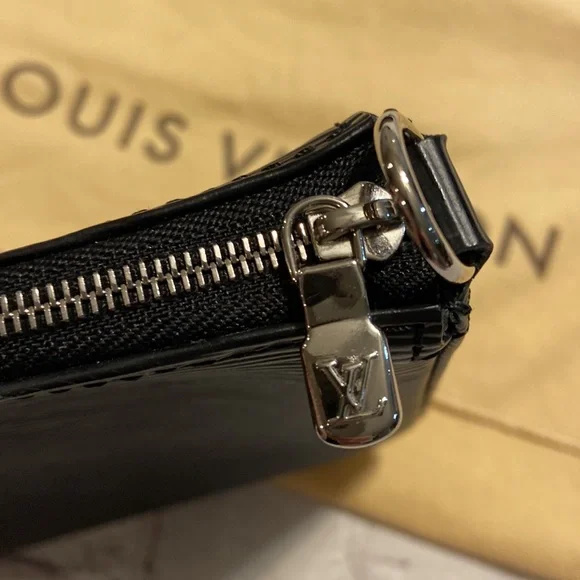 Louis Vuitton - Picture 8 of 11